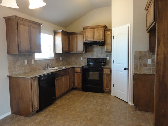 Foto del edificio - 3 bedroom, 2 bathroom, 2 car garage Mustan...