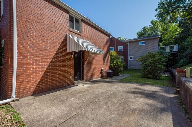 Foto del edificio - AVAILABLE OCT 1ST!! RENOVATED 3-BEDROOM PENN HILLS!!