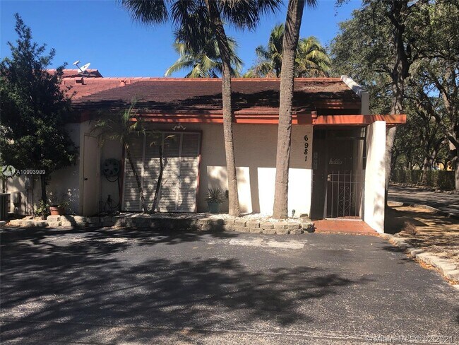 Building Photo - 6981 Greentree Ln