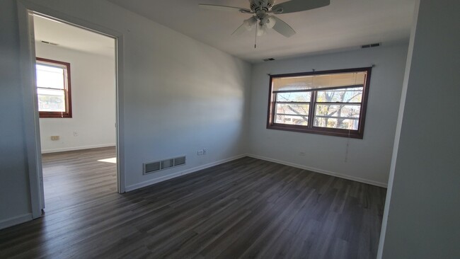 Building Photo - 439 N Lake St