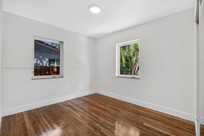 Building Photo - 3 bedroom in Miami FL 33154