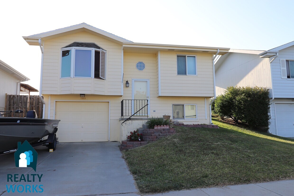 Foto principal - Lovely 2 Bedroom Split Level Home in NW Li...