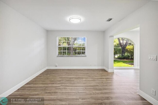 Building Photo - 6652 Via Regina