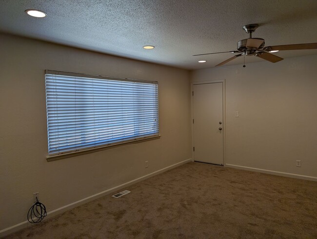 Foto del edificio - Updated home featuring a nice floor plan a...