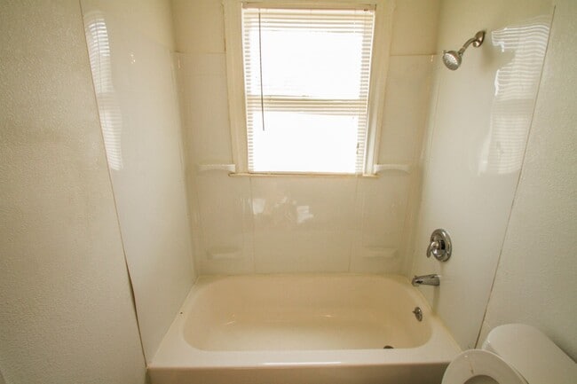 Building Photo - Spacious Cozy Home in Eastlawn