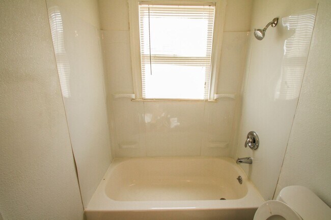 Foto del edificio - Spacious Cozy Home in Eastlawn