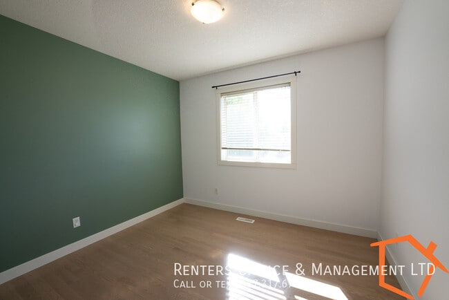 Photo du bâtiment - 3 Bedroom House With Yard, Lawn Care and Snow Removal Included