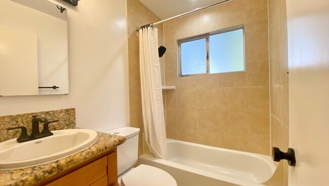 Building Photo - Pet Friendly 2BR 1BA with Modern Updated K...