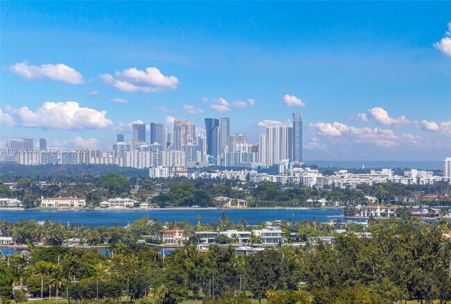 Foto del edificio - 7601 E Treasure Dr