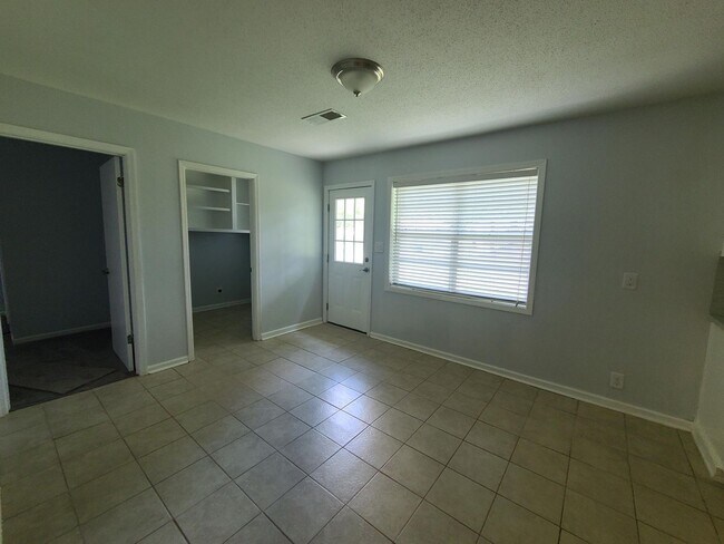 Building Photo - 4 Bedrooms 2.5 Baths, North Columbus