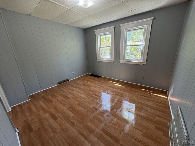 Foto del edificio - 154 Seeley Ave