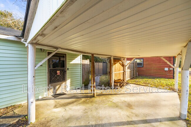 Building Photo - 213 W Mendell Ave