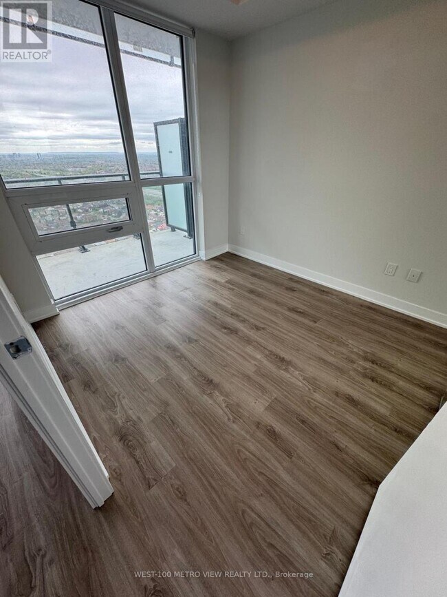 Photo du bâtiment - 430-3430 Square One Dr