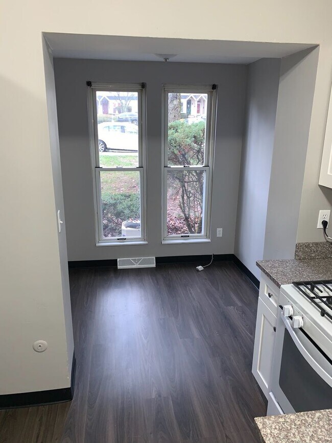 Building Photo - Newly Renovated 3 Bedroom Town Home With B...