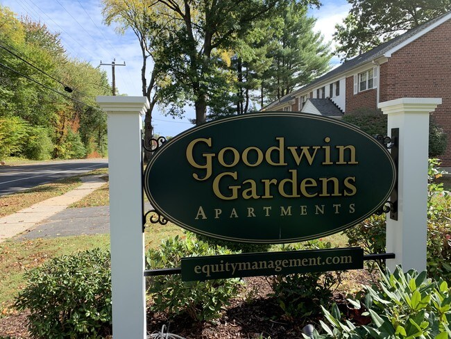 Propiedad - Garden Style Apartments in a park like setting.