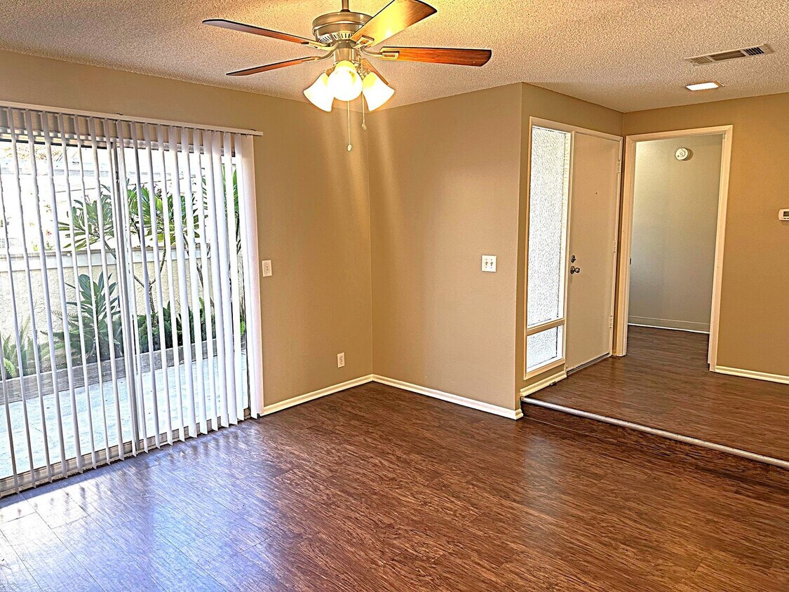 Foto principal - Spacious and Well Maintained 3 Bedroom Con...