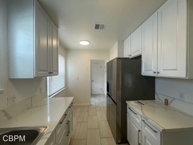 Foto del edificio - 3 br, 1.5 bath House - 19120 Roscoe Blvd.