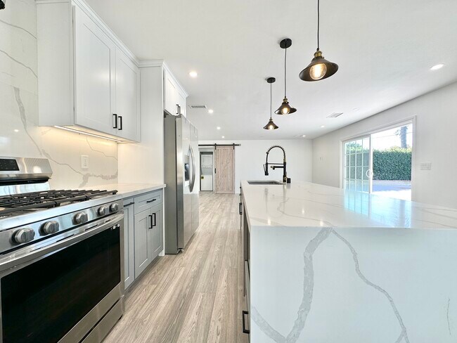 Building Photo - 6243 Platt Ave Woodland Hills, CA 91367