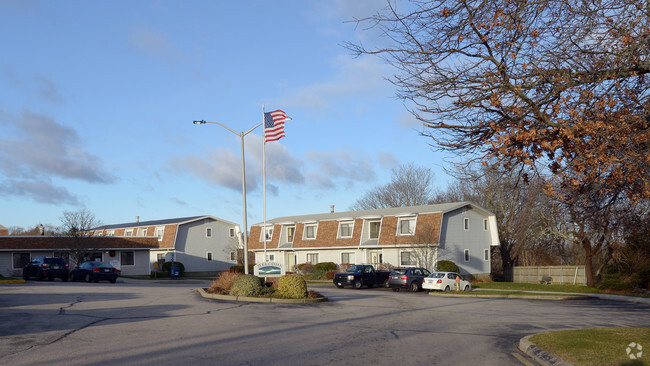 Building Photo - Quaker Estates