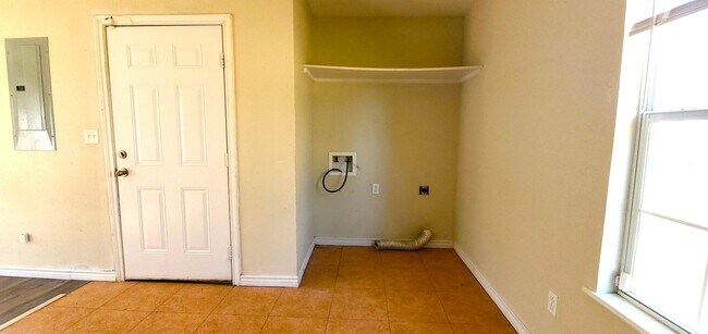 Foto del edificio - Charming 3 bed / 2bath home sitting deep o...