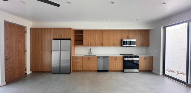 Building Photo - 1210 1/2 Manzanita St