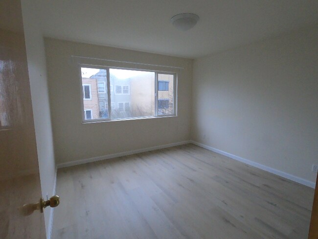 Building Photo - 334 3rd Ave