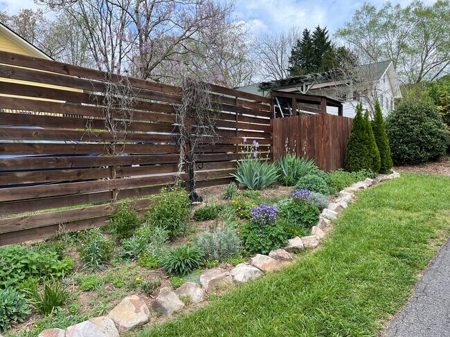 Building Photo - 12 Twig Lane - Gorgeous, spacious home in ...