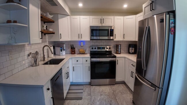 Foto del edificio - 8050 Severn Dr