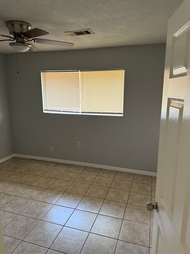 Building Photo - 3 Bedroom Single Family Home