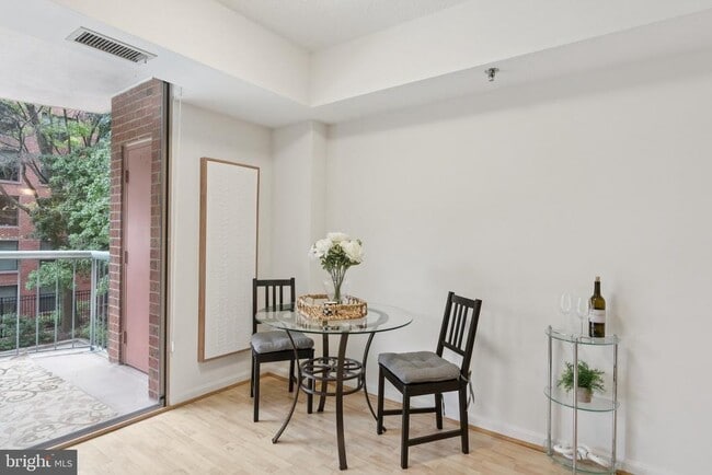 Foto del edificio - 4808 Moorland Ln