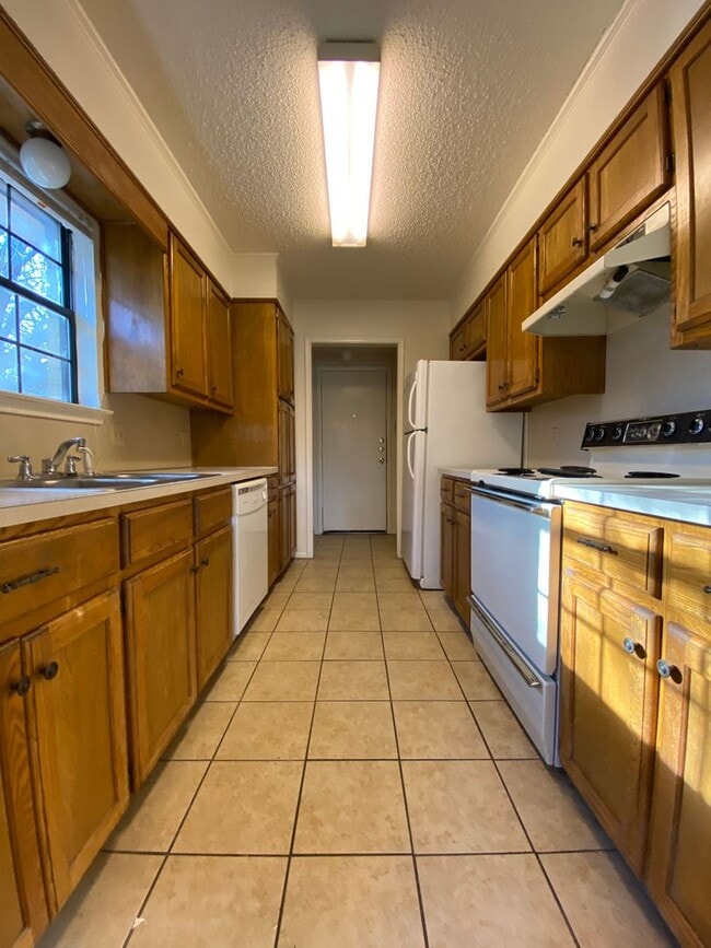 Building Photo - Duplex *LEASING SPECIAL AVAILABLE*