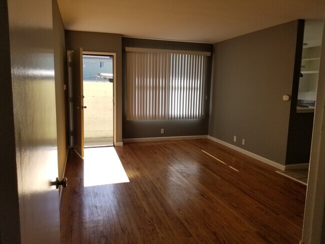 Foto del edificio - 1030 N Oxford Ave