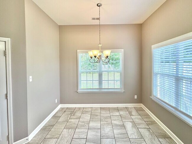 Foto del edificio - Now Leasing a 5 Bedroom 3 Bath Home In Oli...