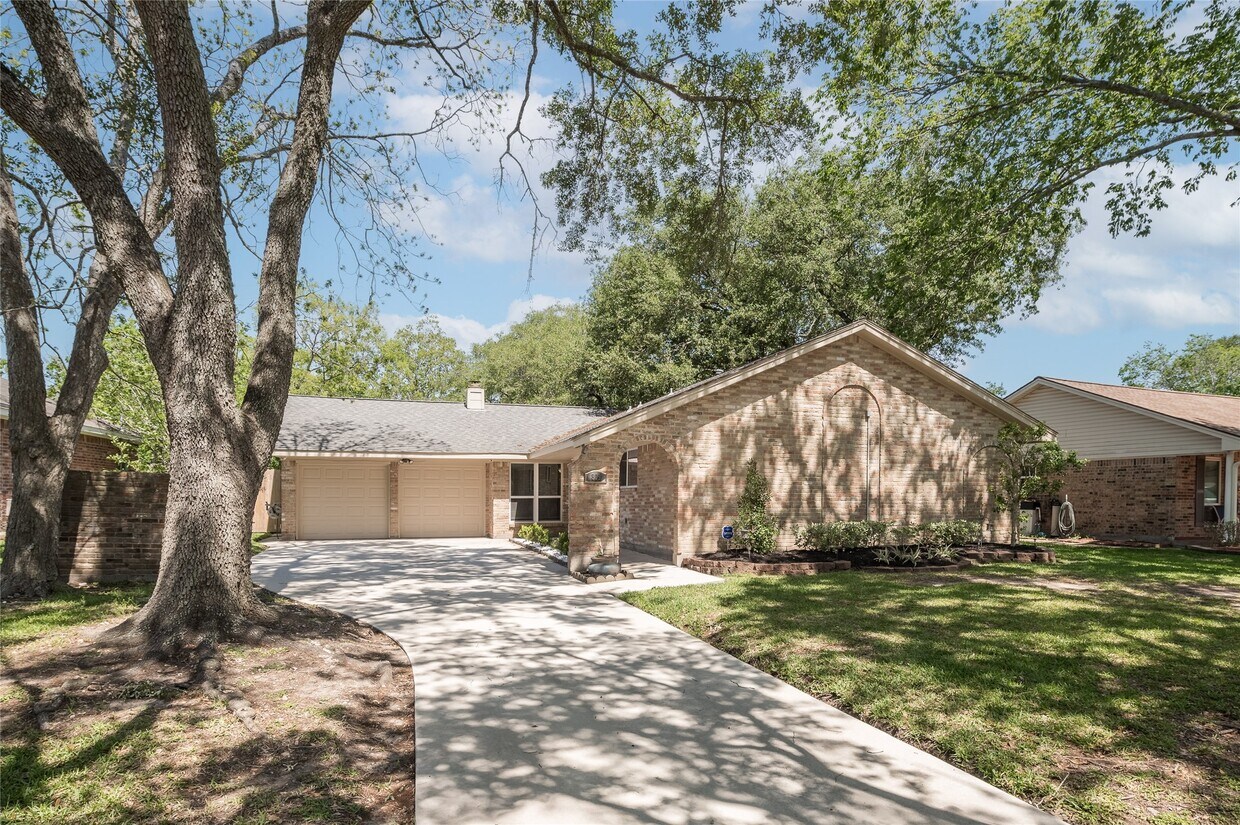 Foto principal - 809 Newport Blvd