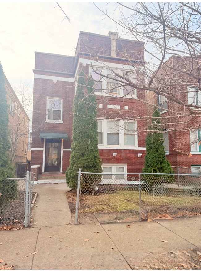 Building Photo - 1745 W North Shore Ave