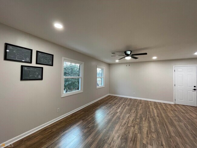 Building Photo - 1199 Country Club Rd