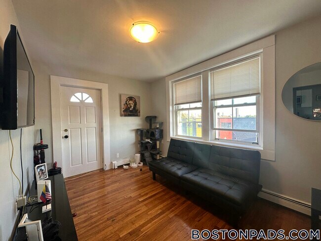 Building Photo - 972 Saratoga St