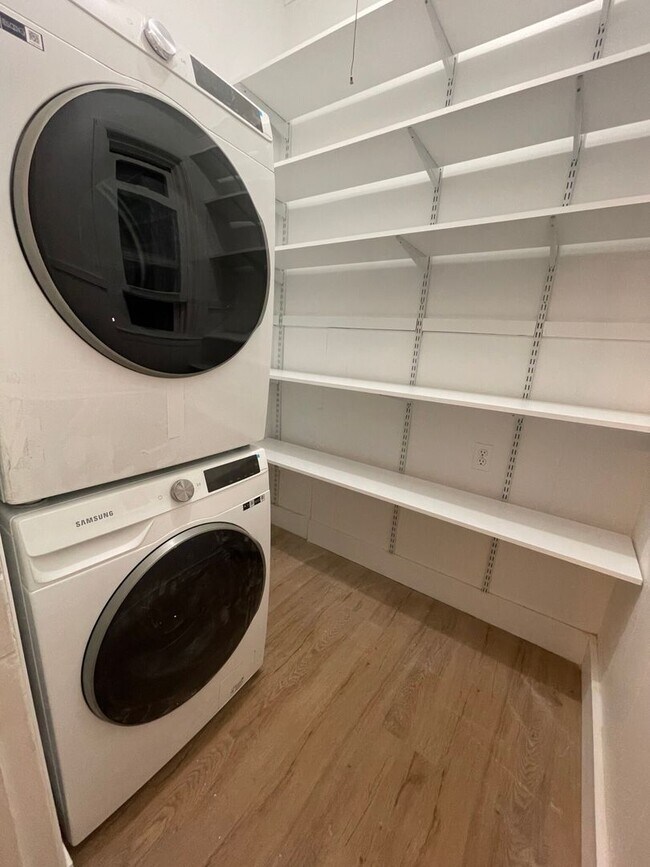 Foto del edificio - Davis Sq. Location, In-Unit Washer and Dry...