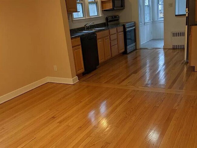 Building Photo - 3 bedroom