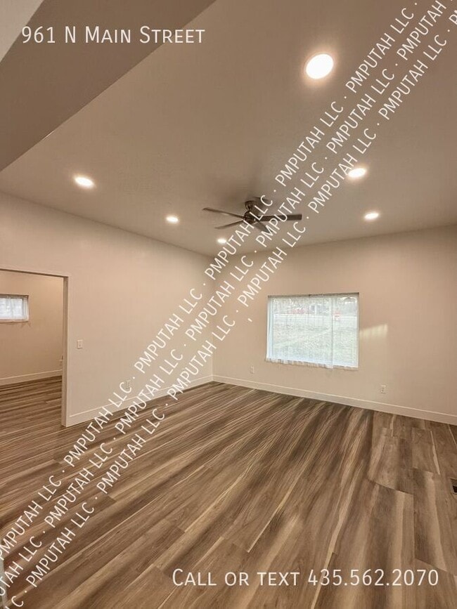 Building Photo - 961 N Main St