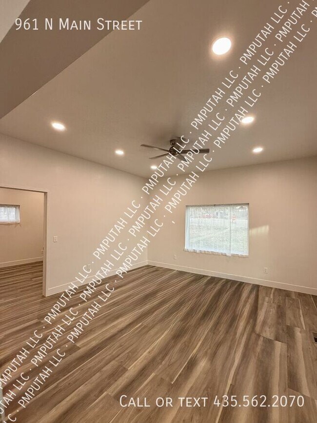 Foto del edificio - 961 N Main St