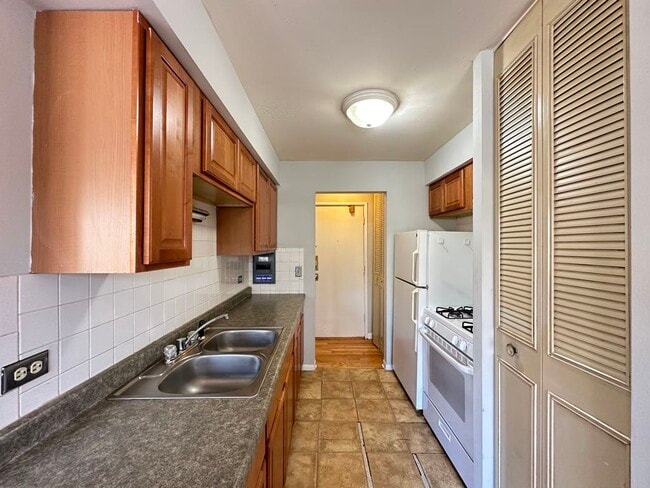 Building Photo - 503 W Briar Pl