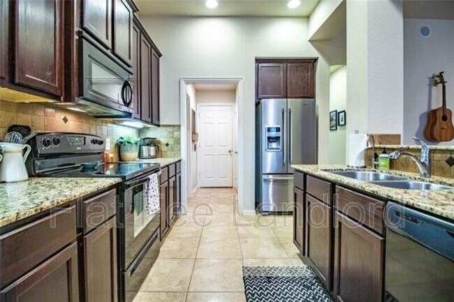Foto del edificio - 636 Bareback Ln