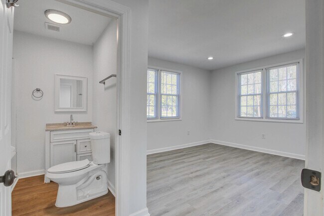 Foto del edificio - 5247 Charter Dr
