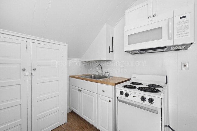 Building Photo - 1511 E Harry Ave