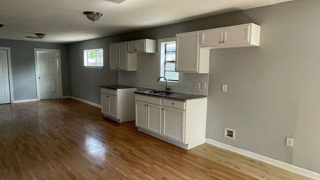 Building Photo - 3-bedroom, 2-bathroom house