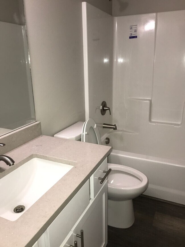 Foto del edificio - 3 bed/2 bath Craftsman Style Home, Private Development!!