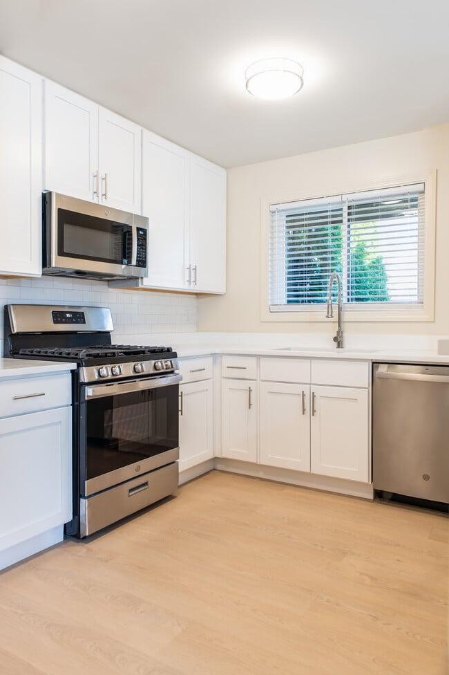 Building Photo - Montoya