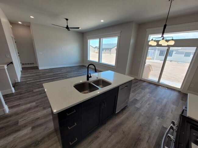 Foto del edificio - **LEASE TAKEOVER** PLEASE CONTACT CURRENT TENANT: JOEL @ 801-580-1448 - NO DEPOSIT NEEDED, CURREN...