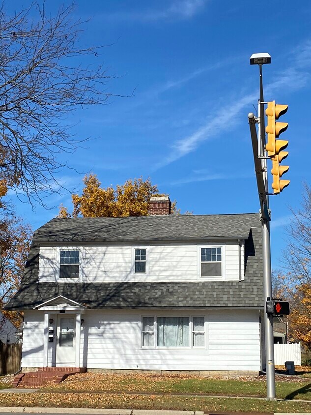 Beautiful duplex - 421 E High St